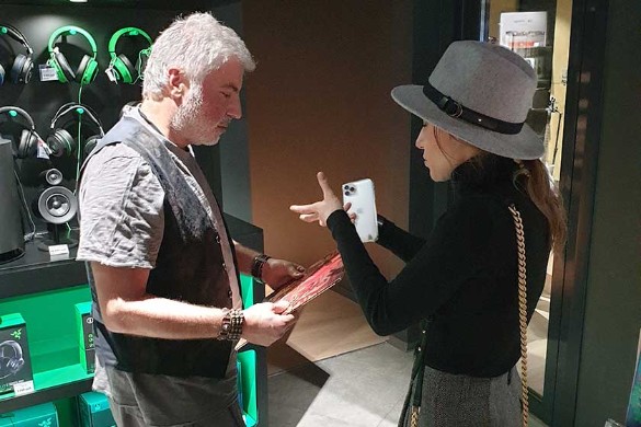 Сосо Павлиашвили принимает поздравления от Юлии Ковальчук. Фото: Дни.ру