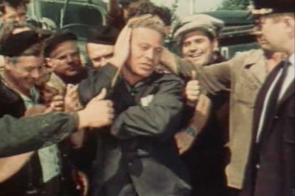 Кадр из фильма "Королева бензоколонки"