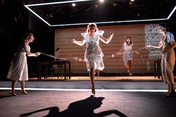 Фото: Сергей Петров (фотографии предоставлены Пресс-службой Театра Маяковского)