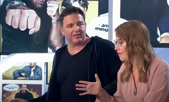 Максим Виторган и Ксения Собчак на интервью. Кадр YouTube: @kinovdetalyah