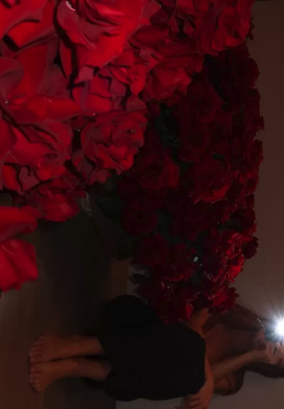 Цветы для Анны Седоковой. Кадр: соцсети