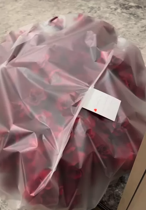 Цветы для Анны Седоковой. Кадр: соцсети