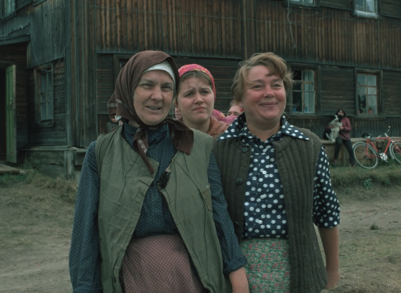 Кадр из фильма "Любовь и голуби" (1980) / Мосфильм