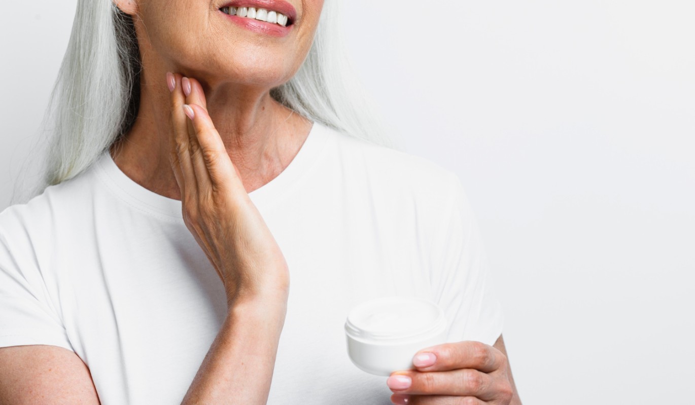 Названа ошибка №1, которую совершают женщины после 50 лет при уходе за лицом