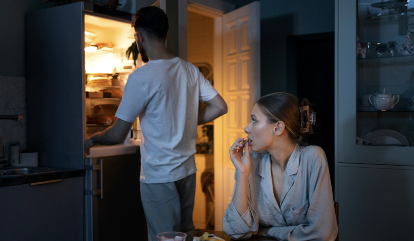 Тянет к холодильнику по вечерам? 3 простых напитка, которые помогут усмирить голод