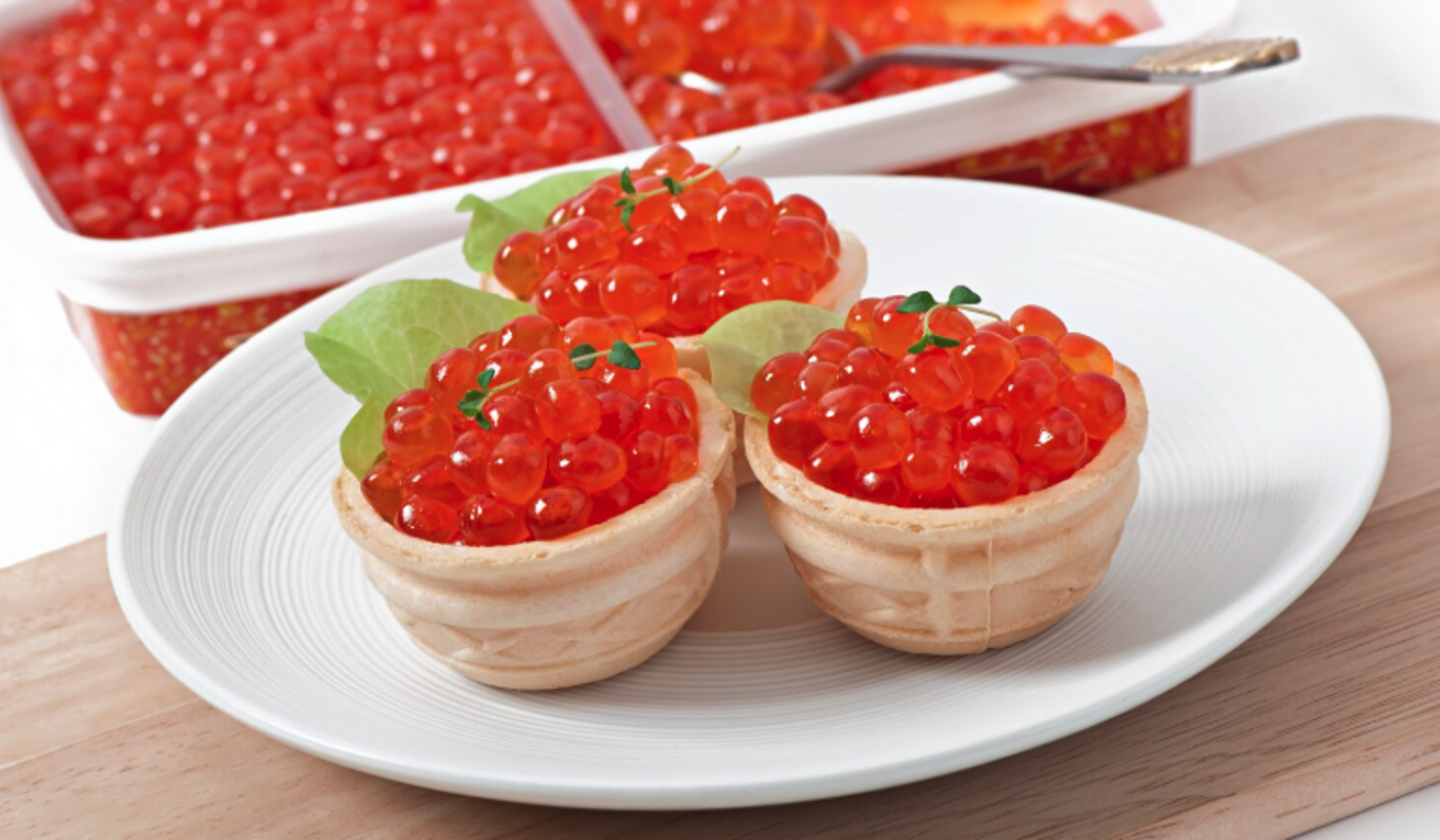 Россиянам посоветовали заранее покупать консервы и икру для новогоднего стола