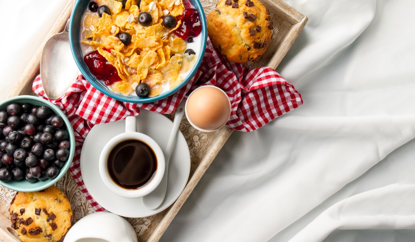 Овсянка, яйца или йогурт: разбираем вечный спор о том, каким должен быть идеальный завтрак