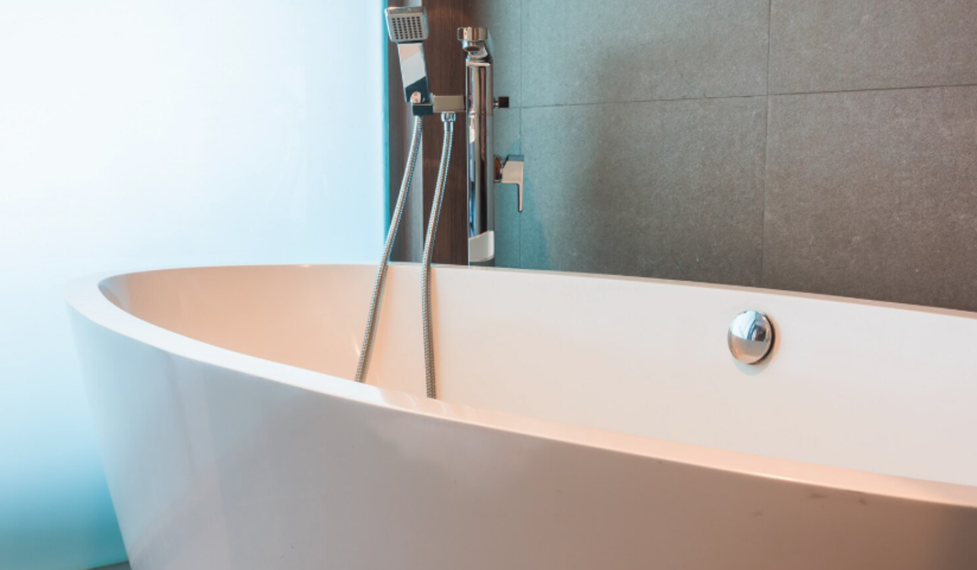 Мужчина с лишним весом застрял в ванне и не смог выбраться из нее без помощи МЧС