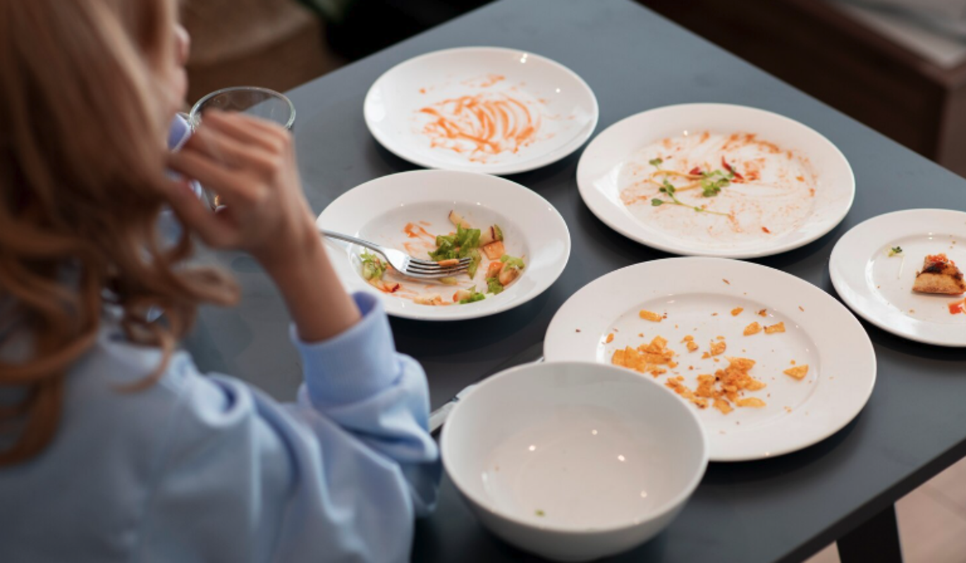 Врач предупредила об опасных последствиях позднего ужина