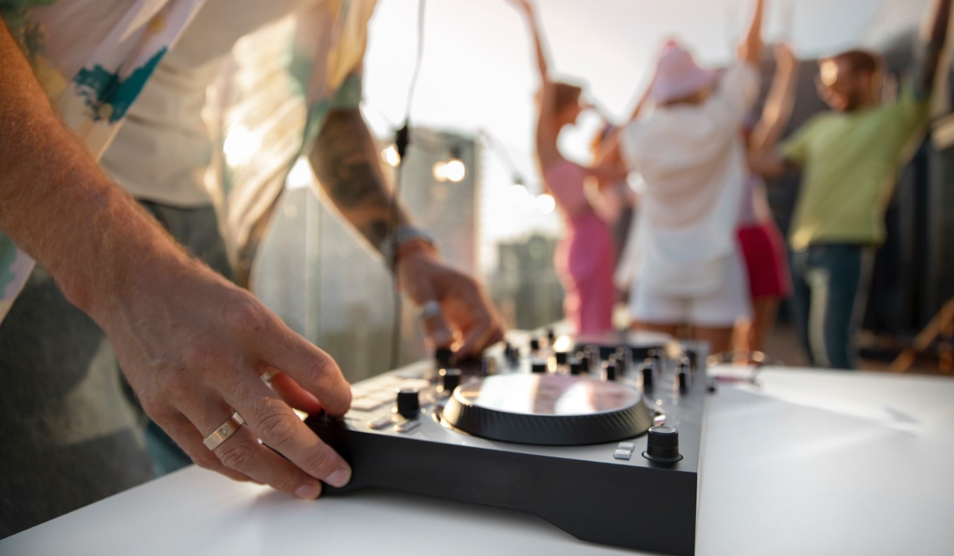 Что делать, если соседи шумят после 23:00? Пошаговая инструкция от юриста