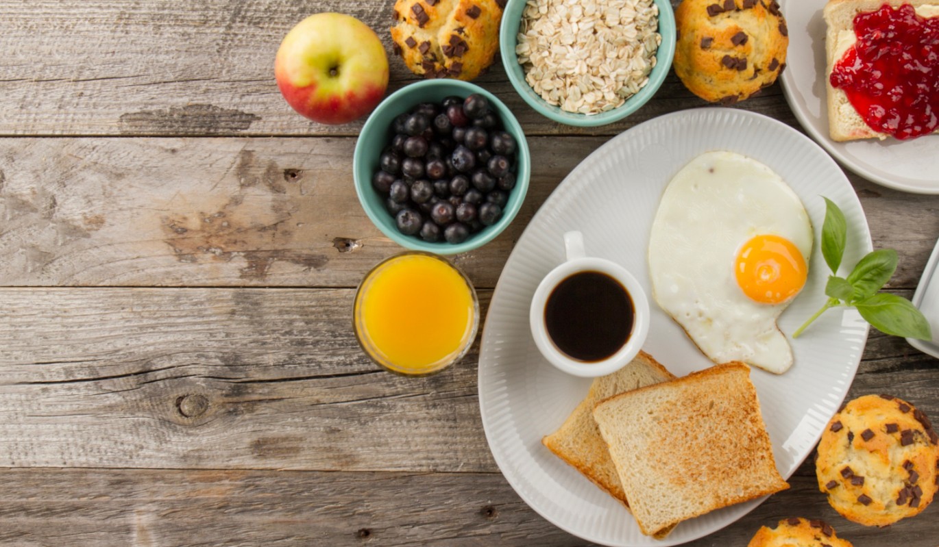 Овсянка, яйца или йогурт? Назван самый полезный завтрак – ответ вас удивит