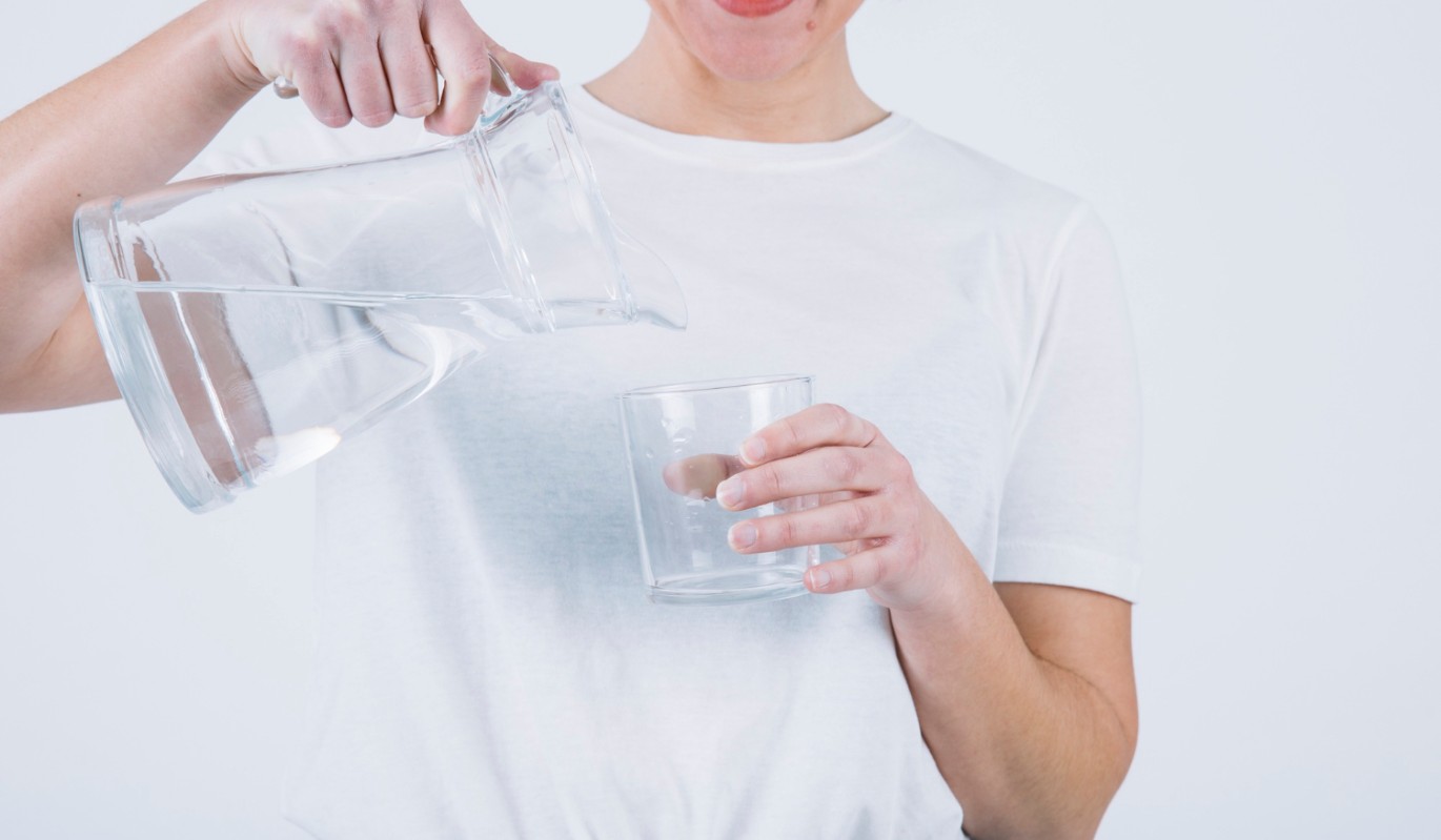 Перестаньте пить воду так: 4 привычки, которые бьют по почкам и метаболизму