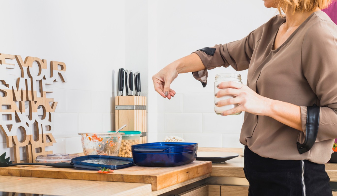 Ножницы вместо ножа и йогурт для курицы: 7 гениальных хитростей, которые вдвое ускорят ваш ужин