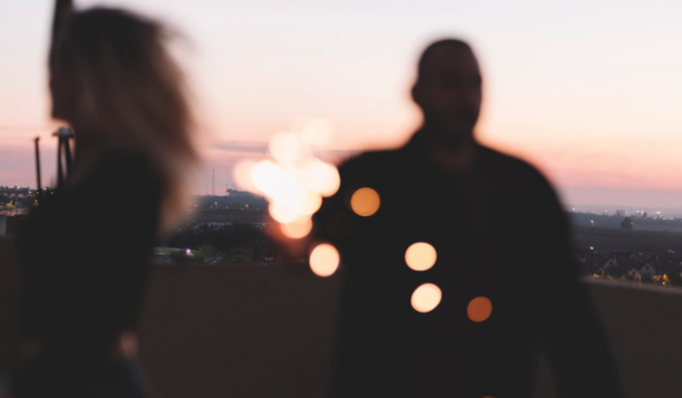 Мужчина женился через 4 часа после свидания вслепую и лишился всех своих денег