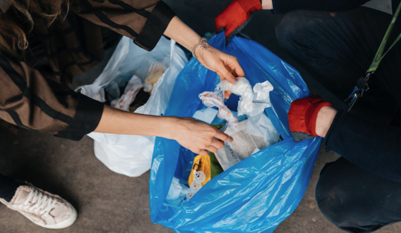 Что делать, если соседи регулярно оставляют на лестничной клетке мусорные пакеты