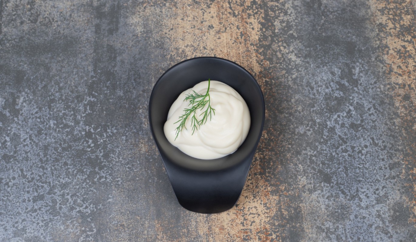 Вечный спор в салате: что лучше – майонез или сметана? Отвечают врачи