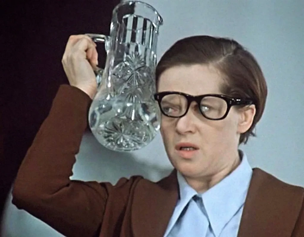 Сложный тест для настоящих знатоков фильма "Служебный роман": вспомни эти факты