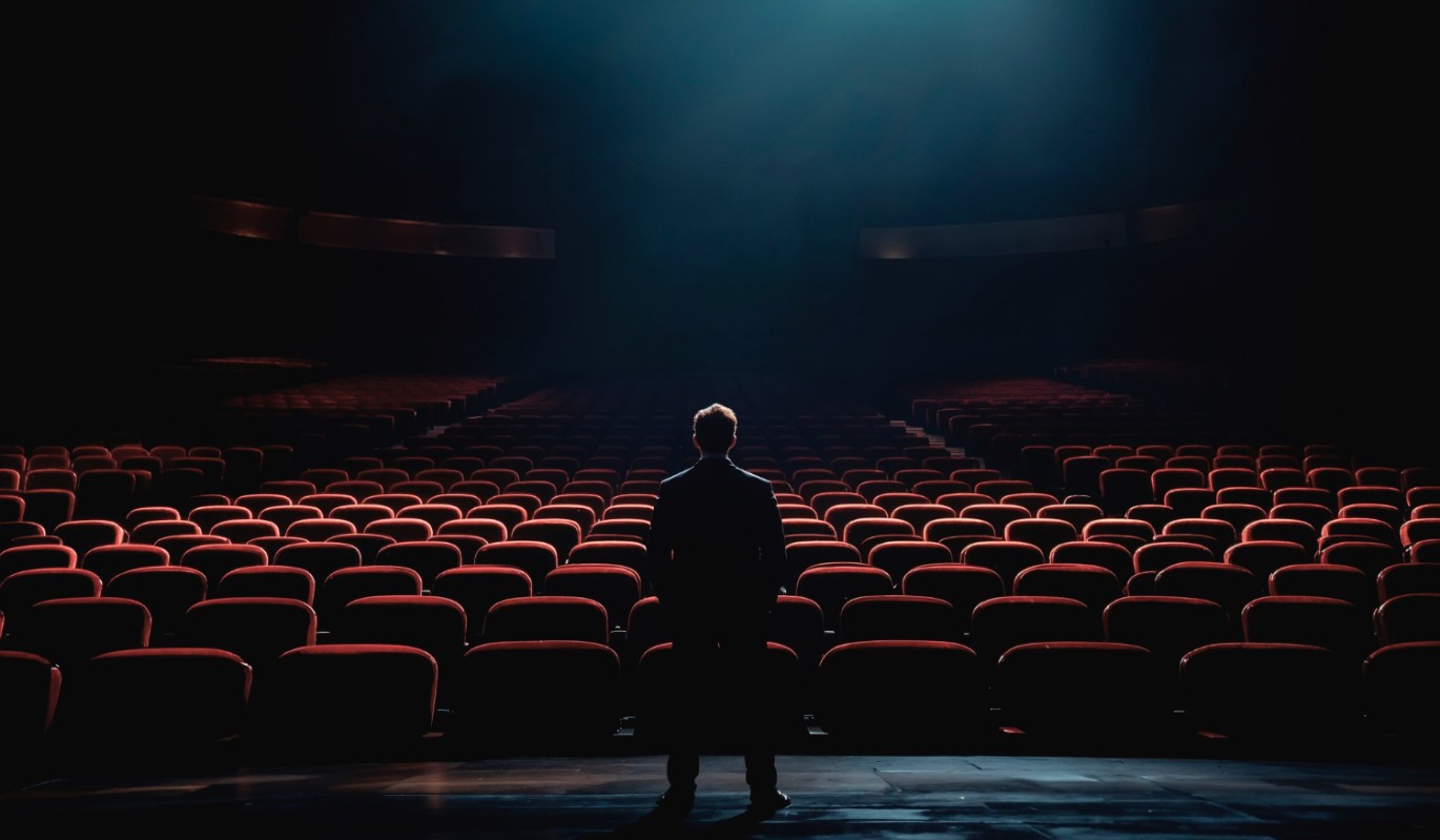 Насмехавшийся над россиянами артист остался без концертов и гражданства