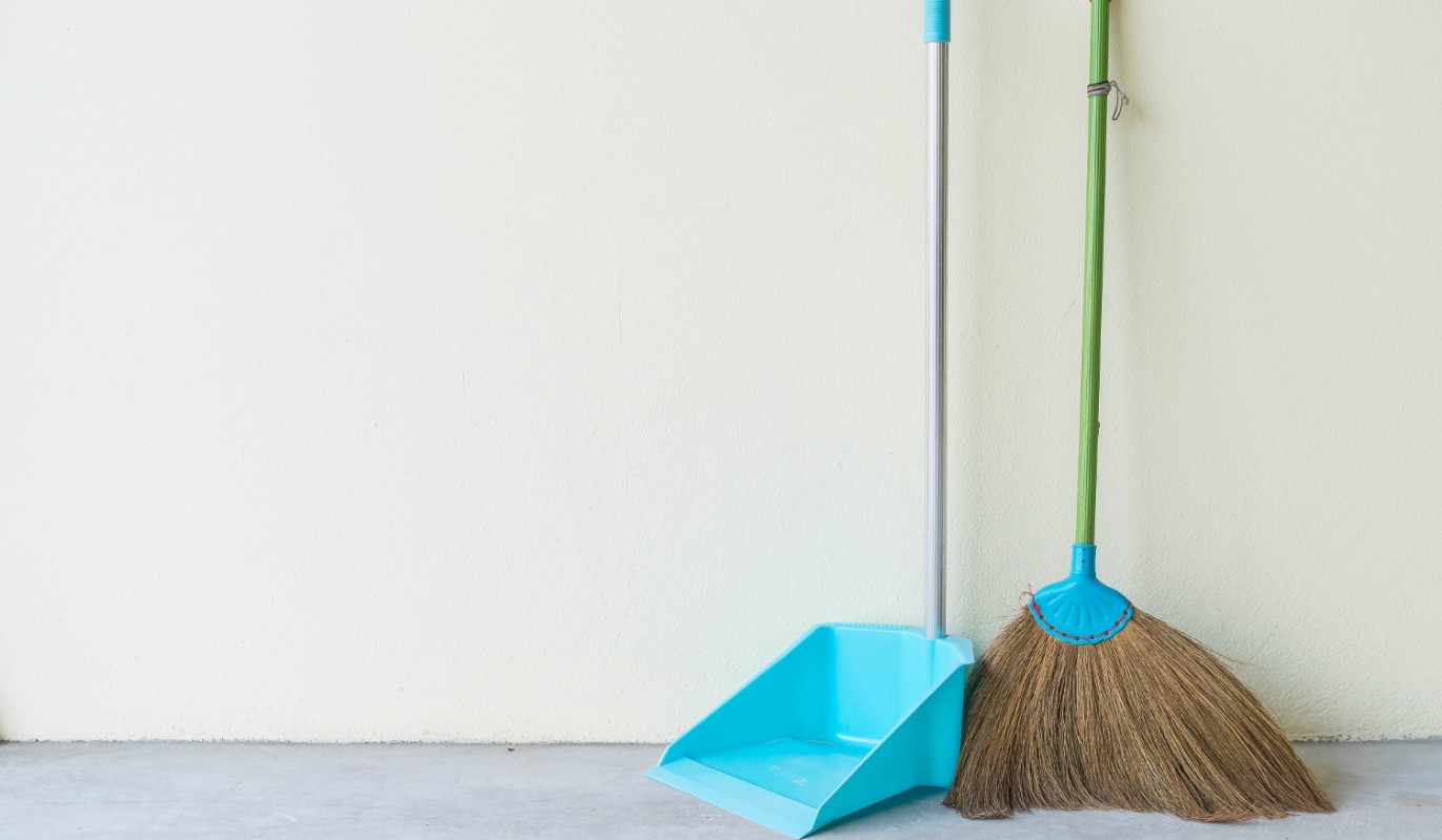 Не берите в руки веник: главный запрет 12 декабря, из-за которого можно остаться без денег