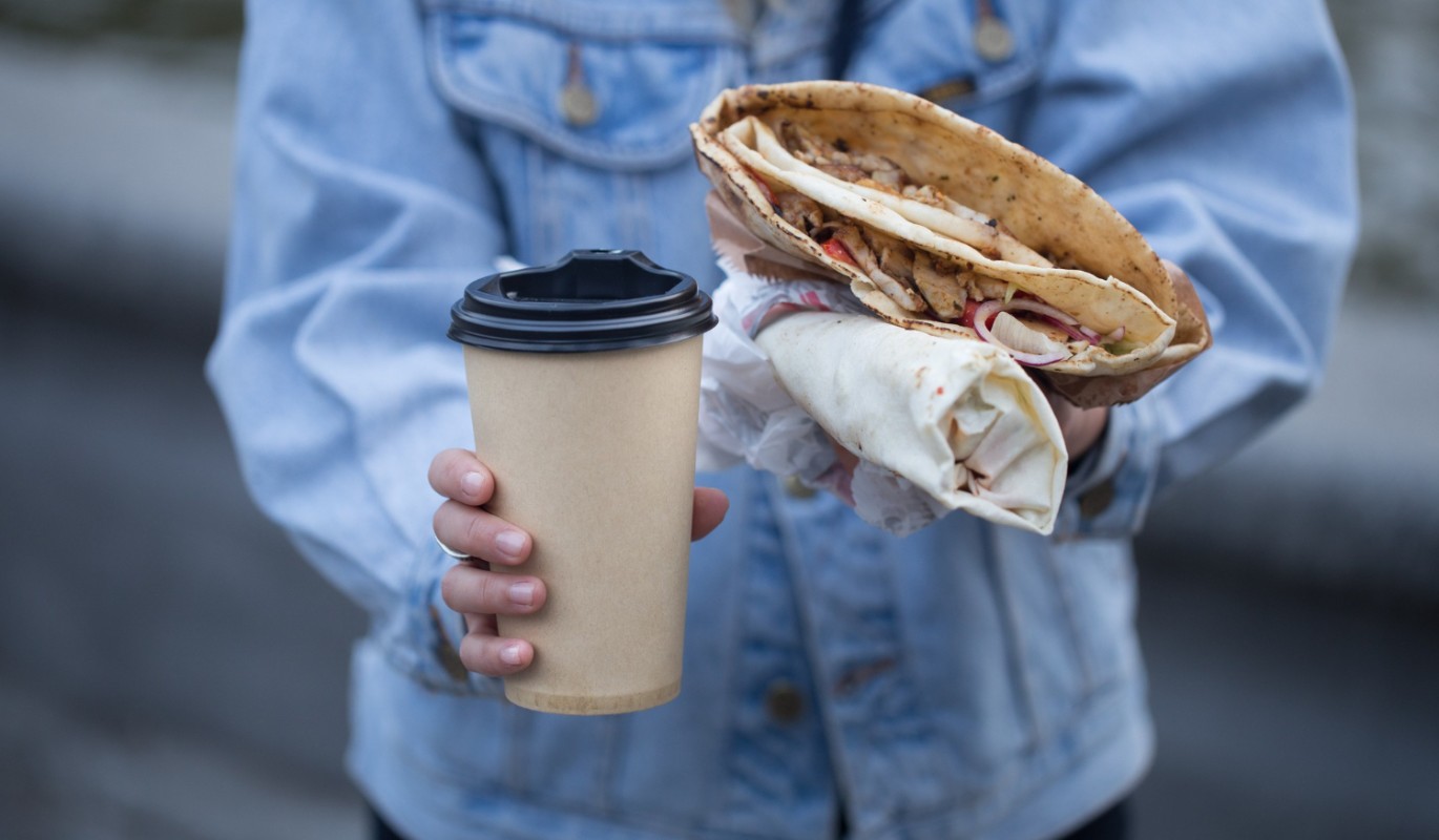 Дело не в калориях: вот почему на самом деле вы переедаете и чувствуете усталость после обеда