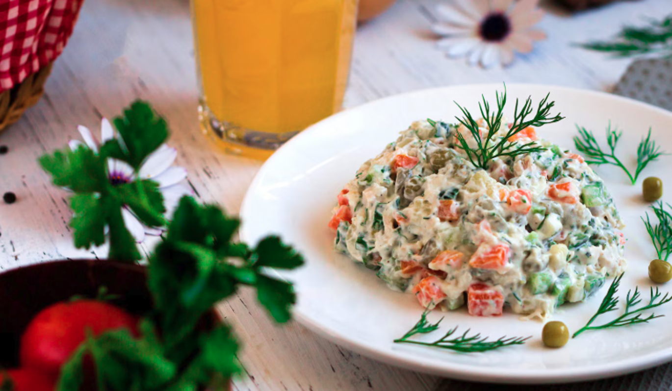 Диетолог раскрыла самую вредную комбинацию блюд за новогодним столом