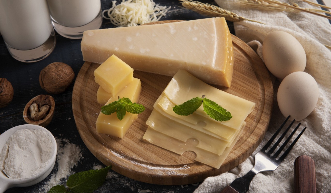 Этот сыр считали врагом сосудов, а он оказался защитником мозга от слабоумия