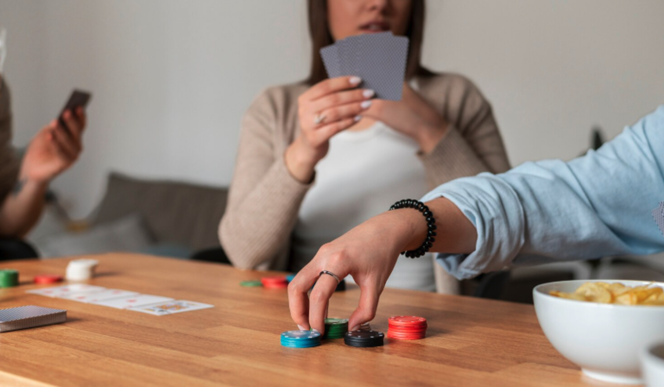 Как провести Новый год 2026: эти увлекательные игры рассмешат всех за столом