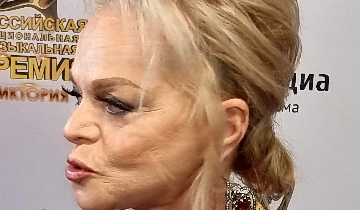 Проиграла суд, но уходить не собирается: Ларису Долину могут выселить из квартиры силой