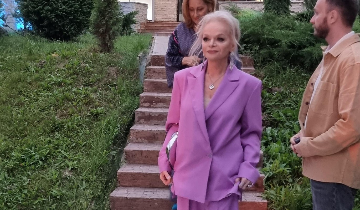 Семенила под зонтом: Долина спешно покинула спорную квартиру после решения суда