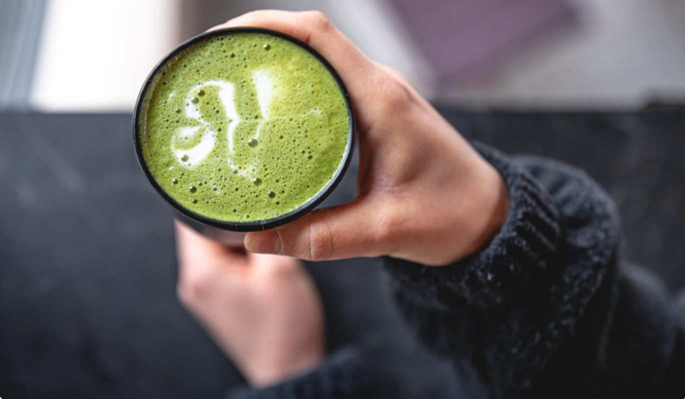 Этот популярный напиток окрашивает зубы сильнее кофе – цвет быстро фиксируется на эмали