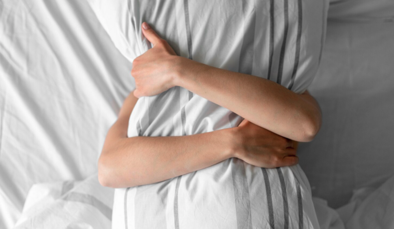 Эта поза для сна символизирует скорый развод – психотерапевт назвала признак разлада в паре