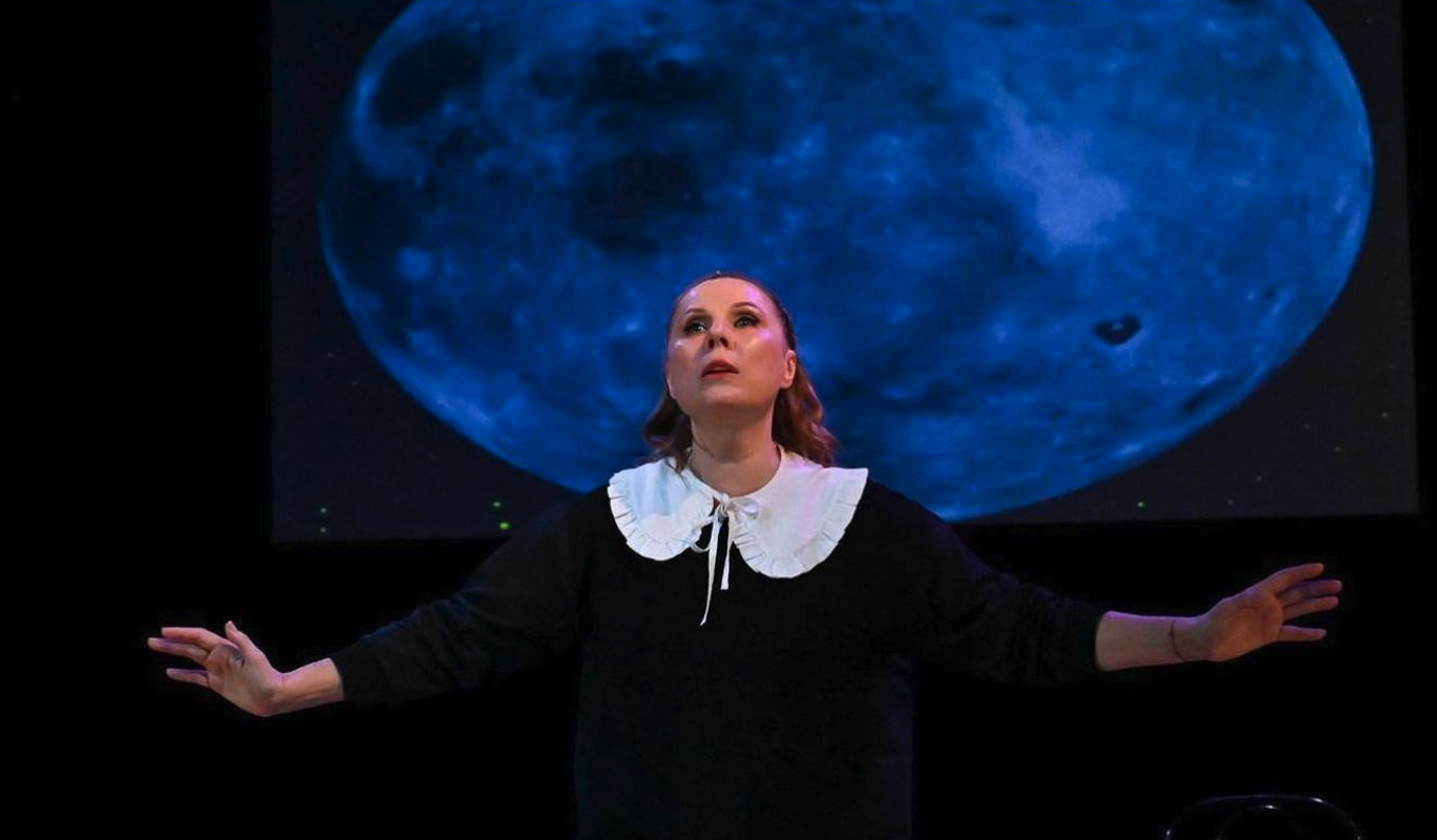 Звезда "Страны глухих" Дина Корзун рассказала о подготовке к роли в спектакле "Вечно живые"