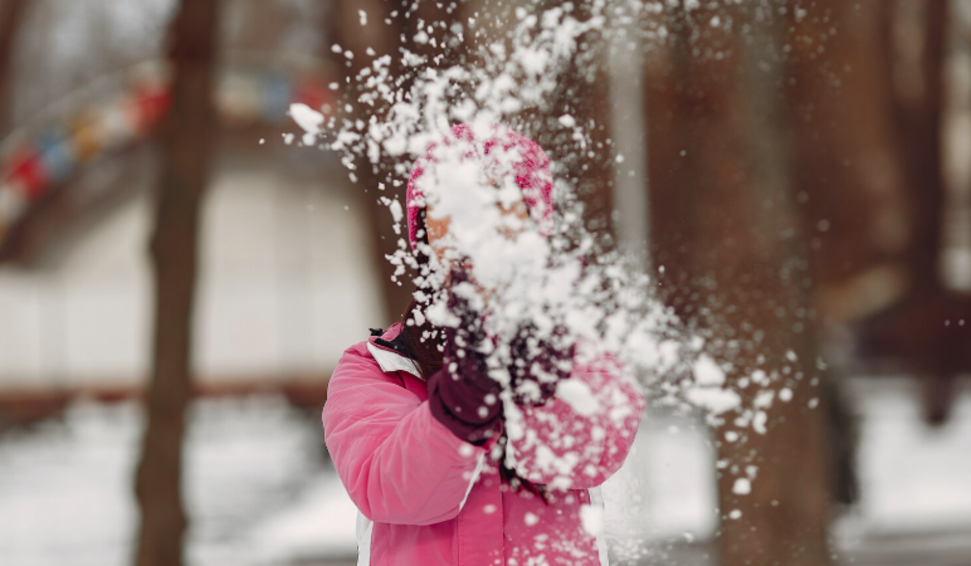 Почему опасно есть даже чистый на вид городской снег – ответил химик
