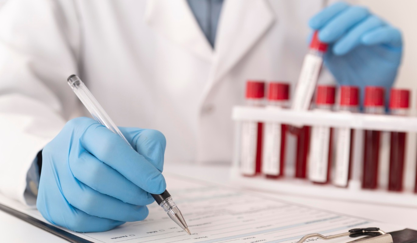 "Перестаньте паниковать!": доктор Мясников раскрыл, как на самом деле нужно читать свои анализы