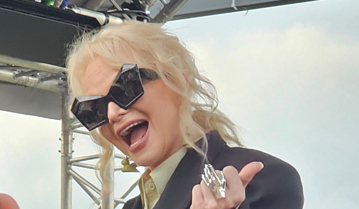 "Боится, что не заработает": психолог раскрыла тайный смысл видеообращения Долиной