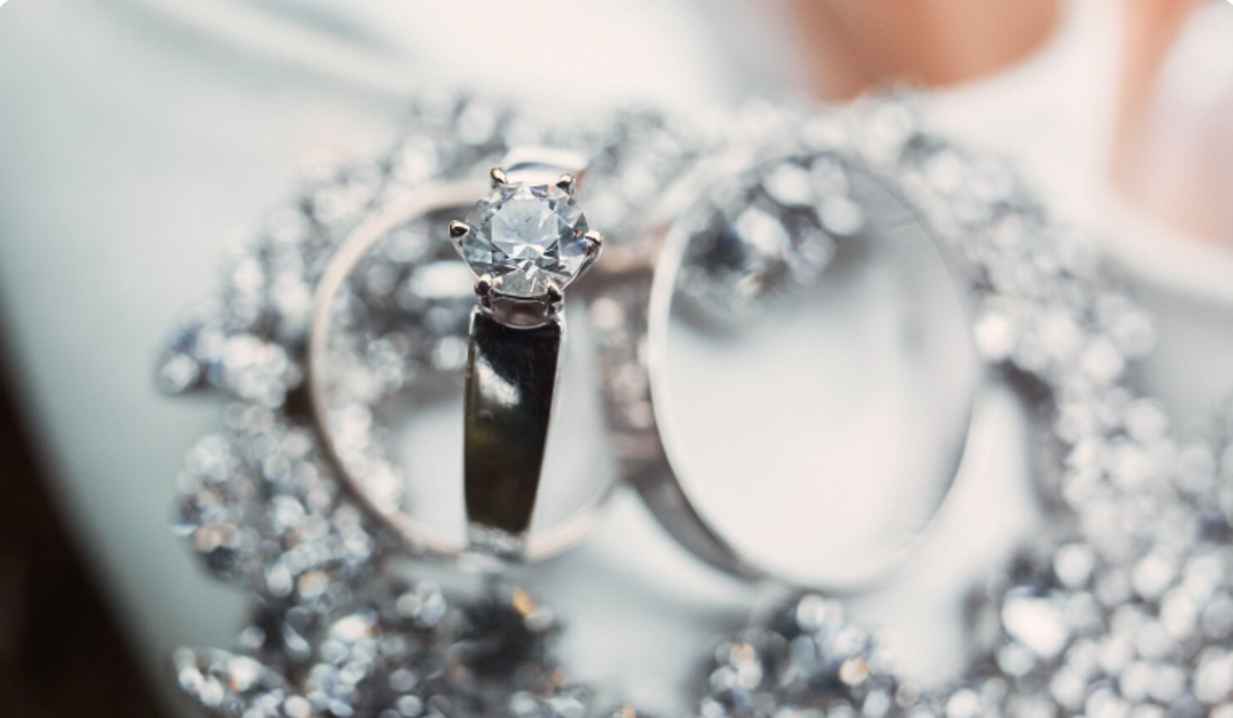 Эксперт назвала лучшие украшения для ограниченного бюджета – готовые решения для подарка