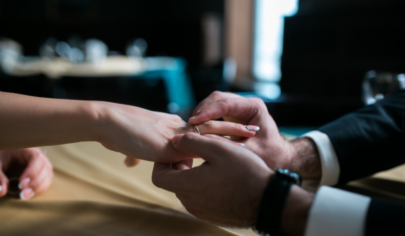 Не в любви дело: психотерапевт назвала истинную причину, почему женатые живут дольше