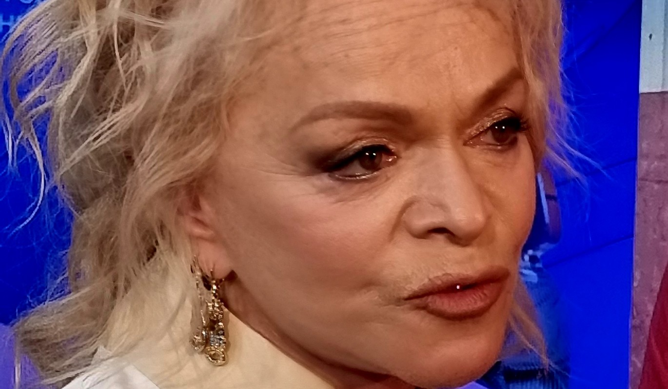 "Слушай внимательно": в сети опубликовали запись разговора Ларисы Долиной с мошенниками