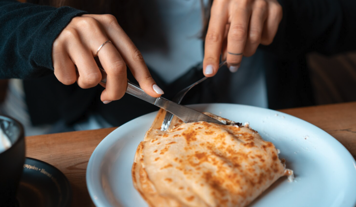 Врач призвала россиян ограничить потребление блинов с беконом и майонезом