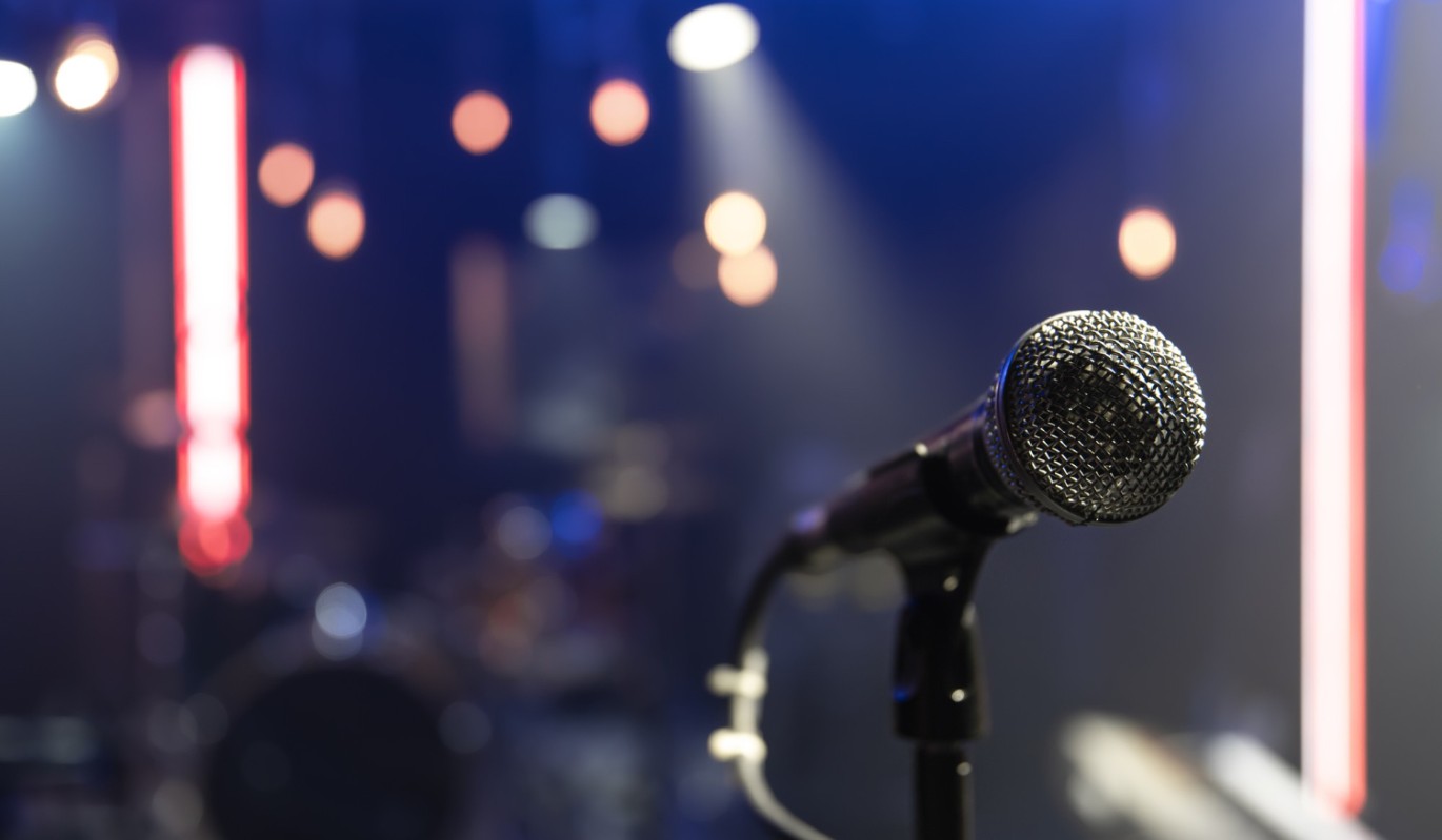 Запрещенный в России комик объявил о предстоящем концерте