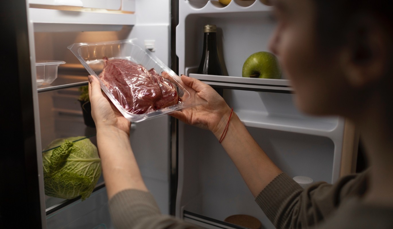 Гниют раньше срока: 4 категории продуктов, которые чаще всего портятся в холодильнике