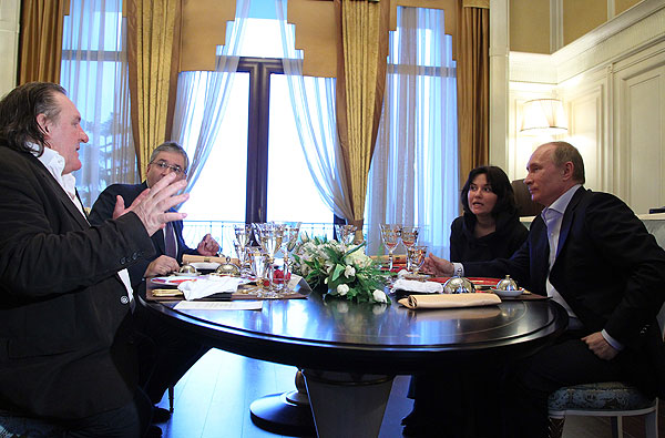 За обедом Путин и Депардье обсудили ряд вопросов, связанных с выходом в перспективе в российский прокат художественного фильма о Григории Распутине, в котором Депардье сыграл главную роль