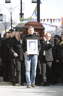 Вынос гроба с телом актера Андрея Панина из здания Московского художественного театра имени Чехова