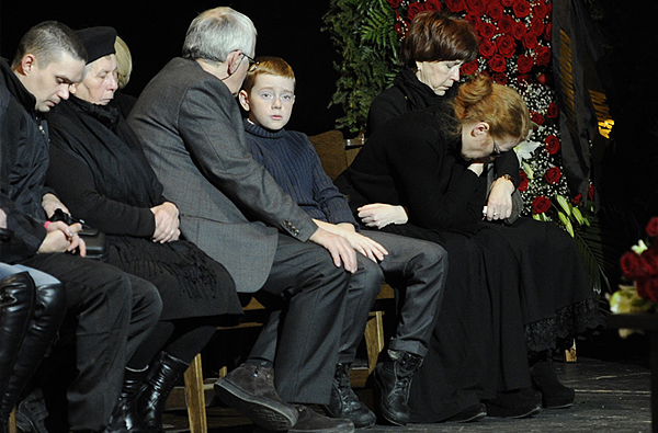 Вдова Андрея Панина актриса Наталья Рогожкина (вторая справа) с сыном Сашей (в центре) во время церемонии прощания с актером в Московском художественном театре имени Чехова