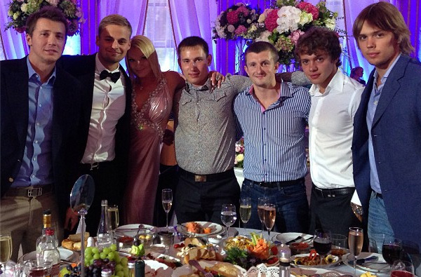 Анастасия Волочкова и хоккеисты СКА