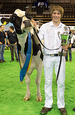 Победительницей шоу стала корова черно-белого окраса по кличке Loh Nastygirl