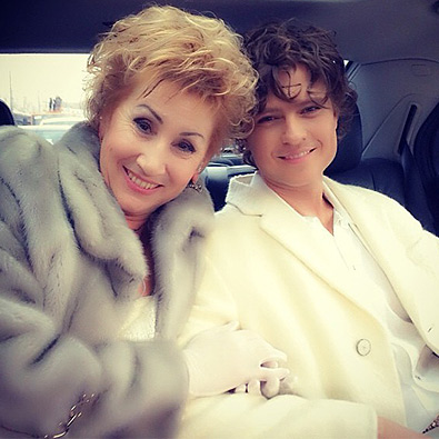 Певец Прохор Шаляпин сочетался законным браком с избранницей Ларисой Копенкиной. Для свадебного торжества молодые выбрали белые наряды