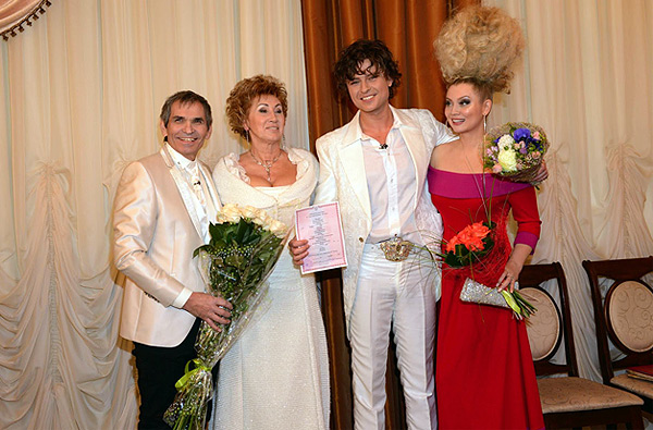 Свидетелями на свадьбе стали светская львица Лена Ленина и продюсер Бари Алибасов