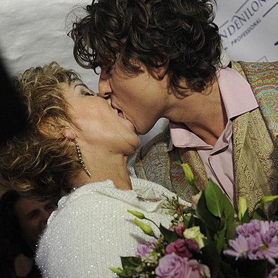 Молодожены не скрывали своих чувств перед многочисленными гостями