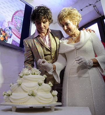 Свадебный торт Прохора и Ларисы был украшен белыми розами